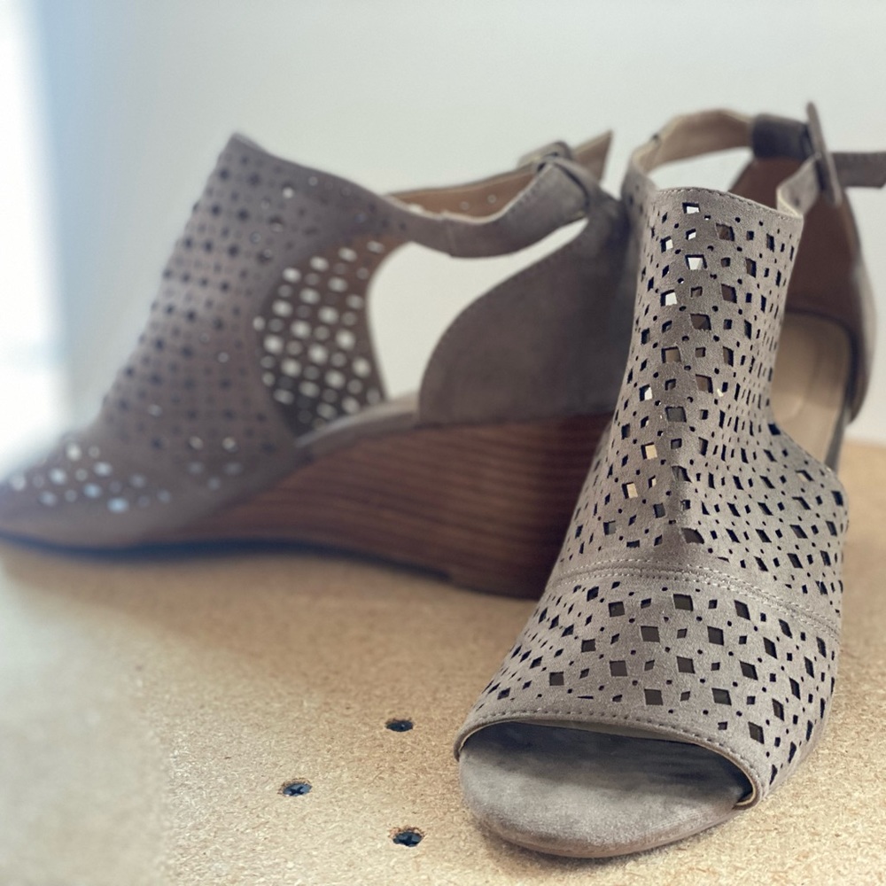 COPY - Violet & Red Tan Wedges - Great Condition!